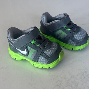 Nike Kids' Charcoal and Neon Green Sneakers size 4c